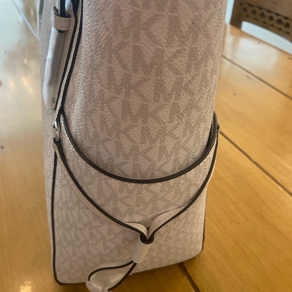 Michael Kors Voyager East West White Beige Signature Tote Authentic NEW w tags 🌷 - Picture 11 of 16